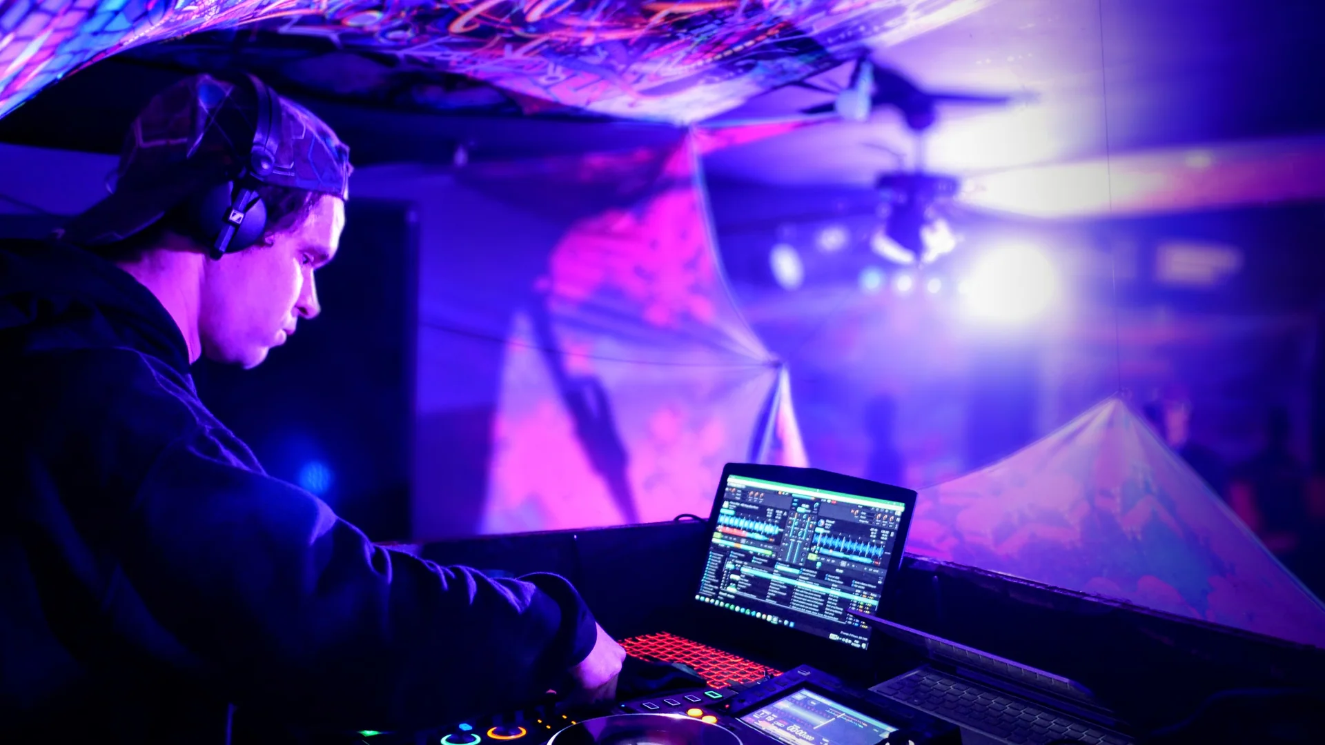 Cham’Art performing under violet stage lighting