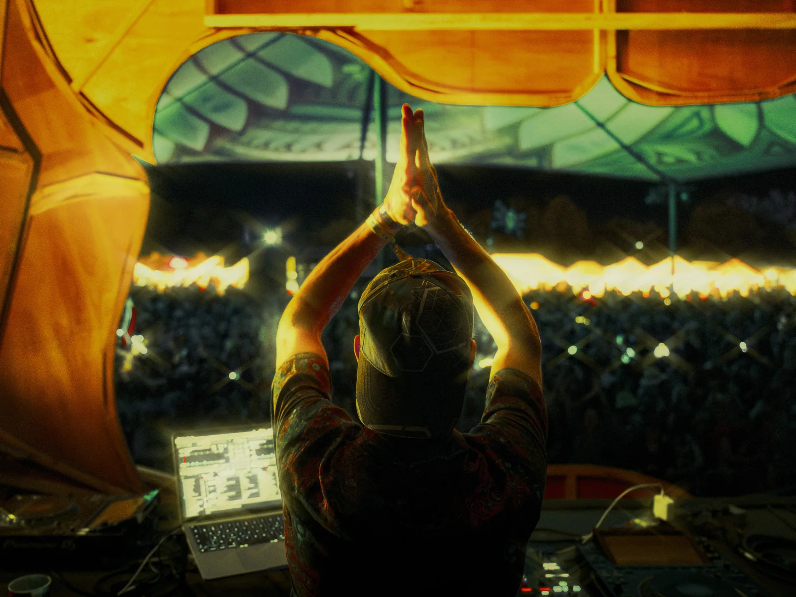 Cham’Art facing the audience during a festival closing set