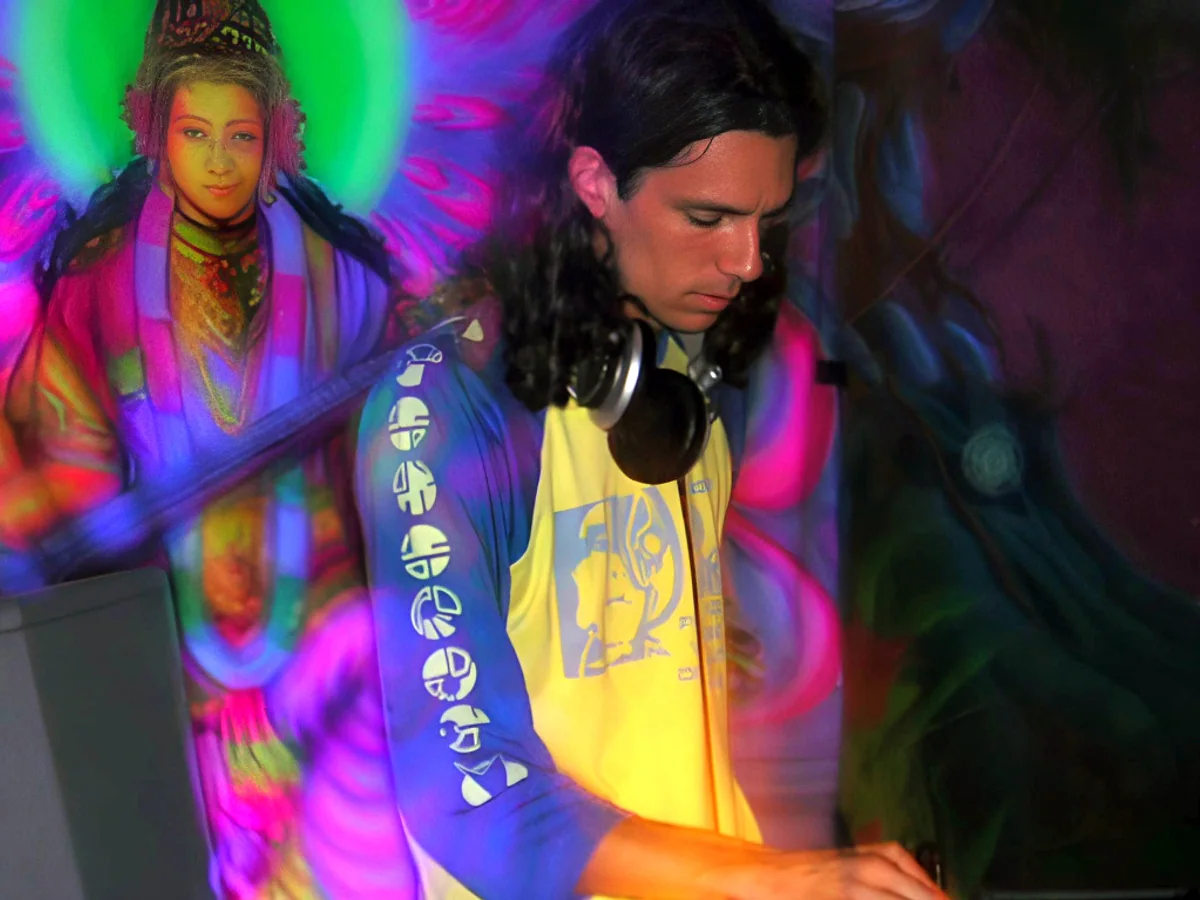 Mandukya performing in front of psychedelic artwork